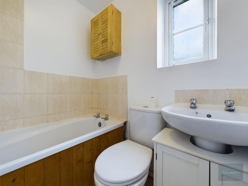 2 bed flat to rent in Bradley Road, Trowbridge BA14, £825 pcm