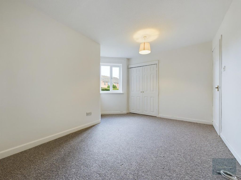 2 bed flat to rent in Bradley Road, Trowbridge BA14, £825 pcm
