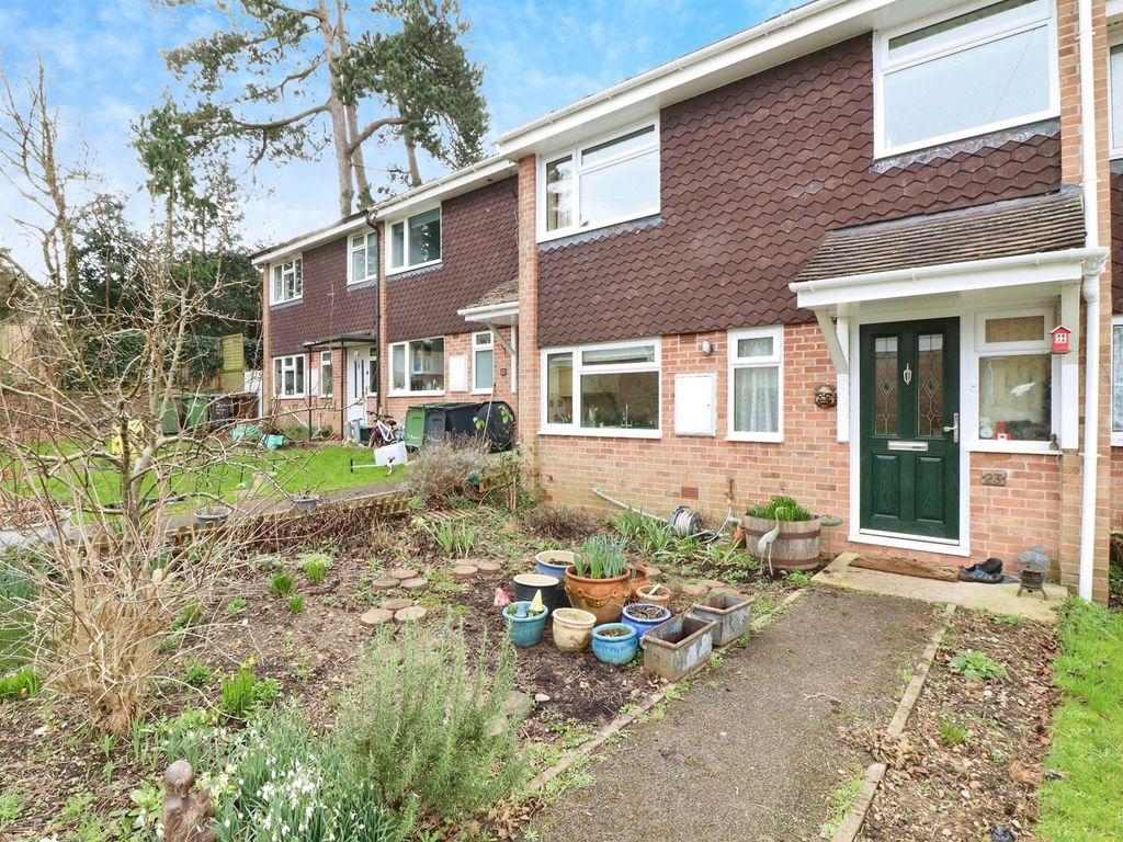 3 bed terraced house for sale in Harveys Field, Overton, Basingstoke RG25, £375,000