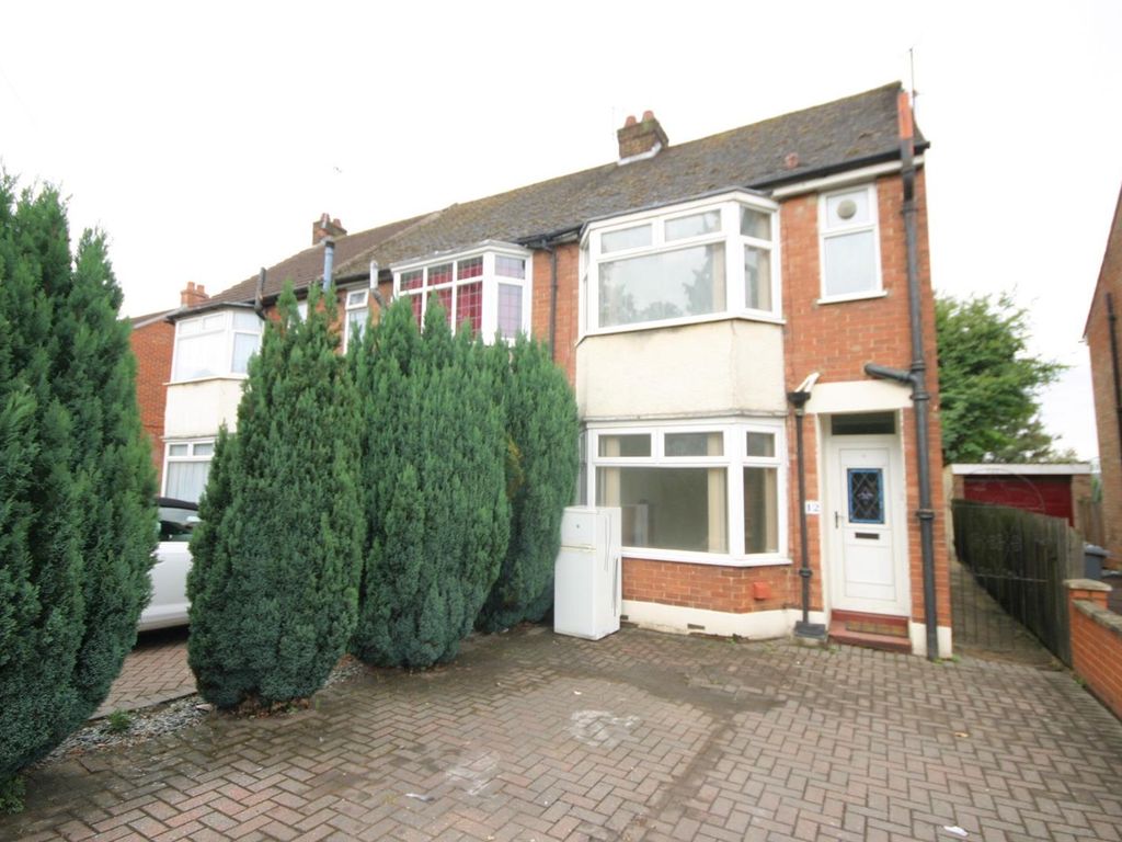 2 bed semi-detached house to rent in Trinity Road, Luton LU3, £1,400 pcm