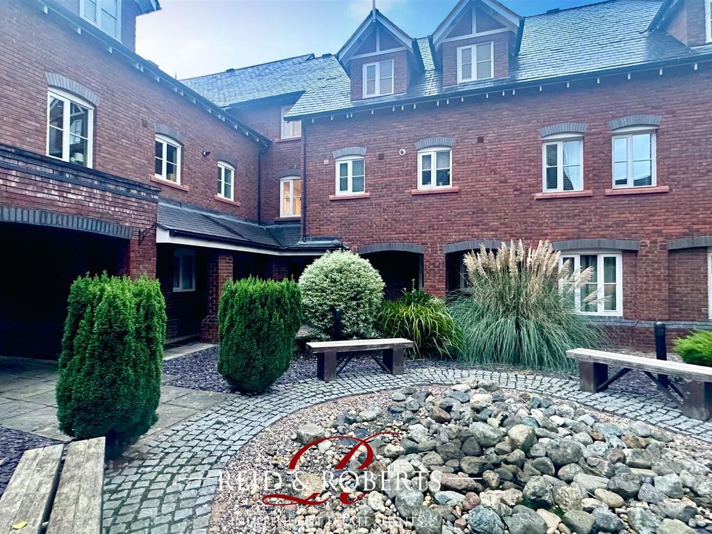 2 bed flat for sale in Towergate, Chester CH1, £195,000