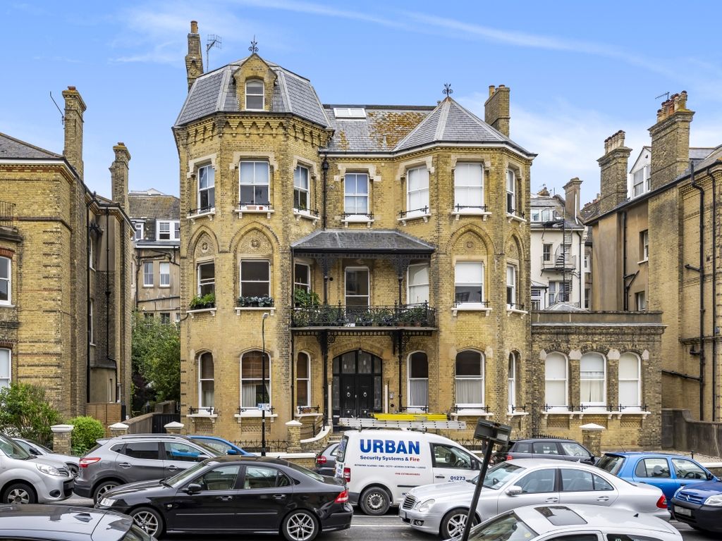2 bed flat to rent in Second Avenue, Hove BN3, £2,250 pcm