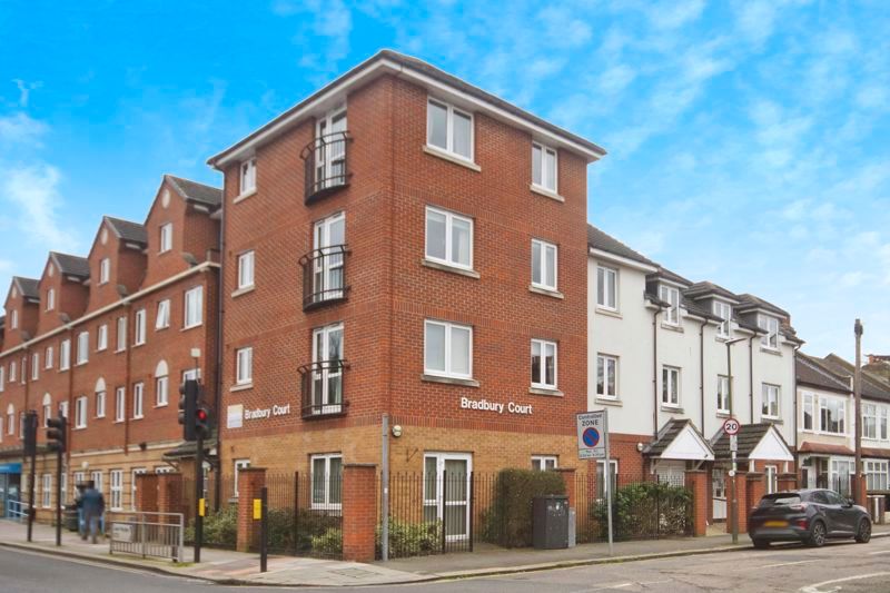 1 bed flat for sale in Bradbury Court, Raynes Park SW20, £220,000