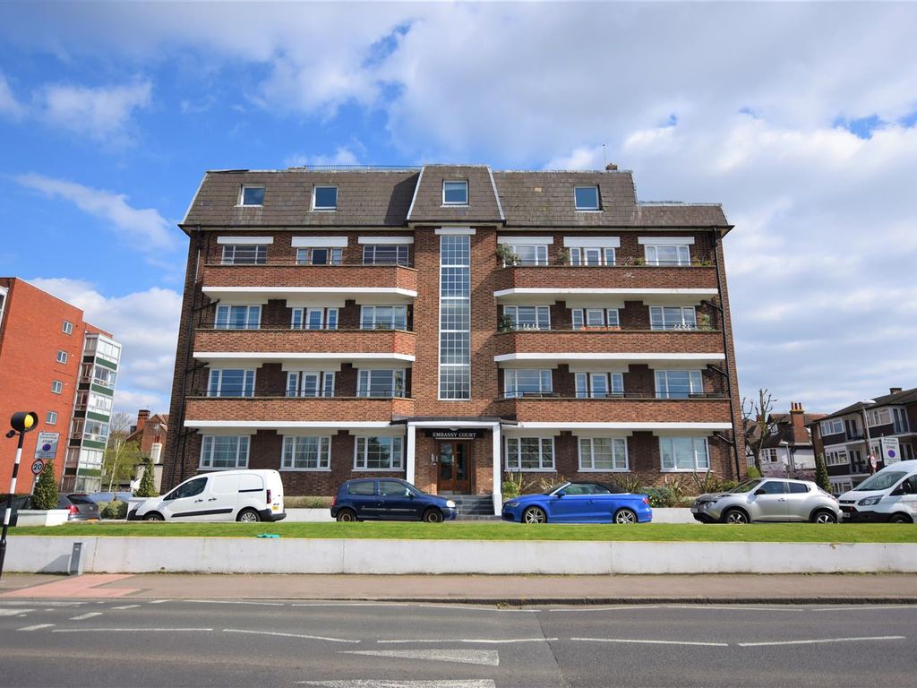3 bed flat for sale in Portsmouth Road, Surbiton KT6, £465,000