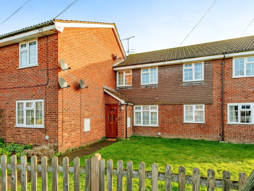 2 bed maisonette for sale in Station Road, Lingfield RH7, £250,000