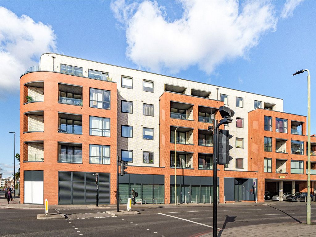 2 bed flat for sale in Homesdale Road, Bromley BR2, £435,000