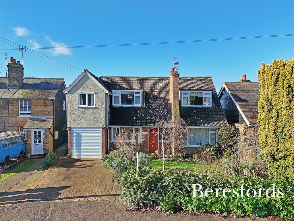 4 bed detached house for sale in Chelmsford Road, Felsted CM6, £700,000
