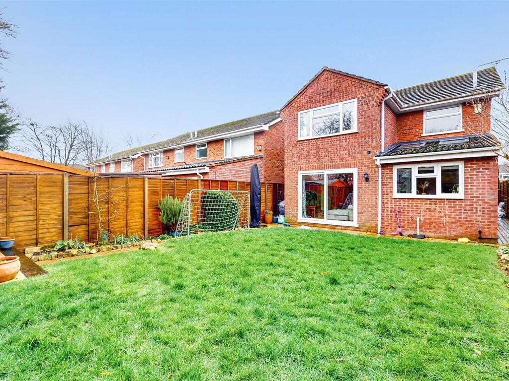 3 bed detached house for sale in Holland Way, Newport Pagnell MK16, £415,000