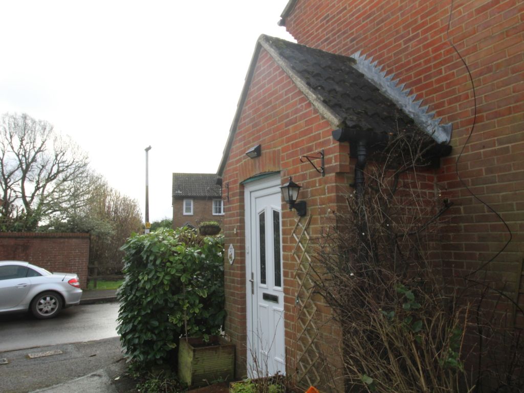 2 bed terraced house to rent in Buckingham Road, Pewsham, Chippenham SN15, £1,100 pcm