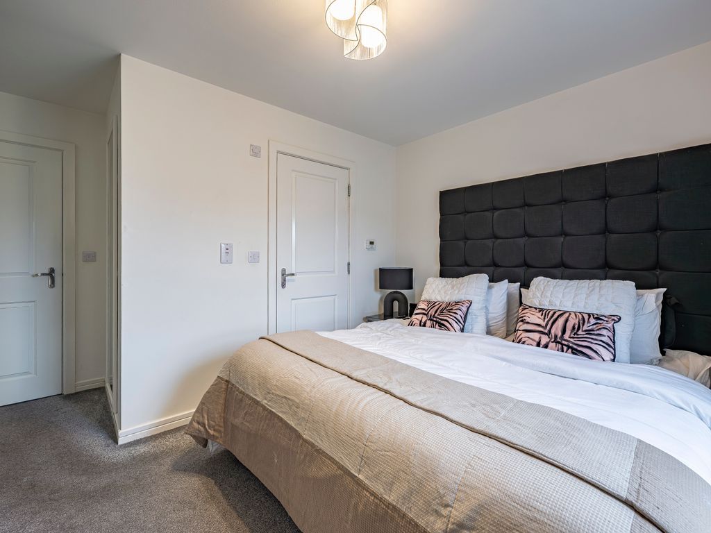 2 bed flat for sale in Oatlands Square, Oatlands, Glasgow G5, £159,995