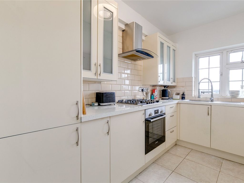 1 bed flat to rent in Barnes High Street, Barnes SW13, £2,250 pcm