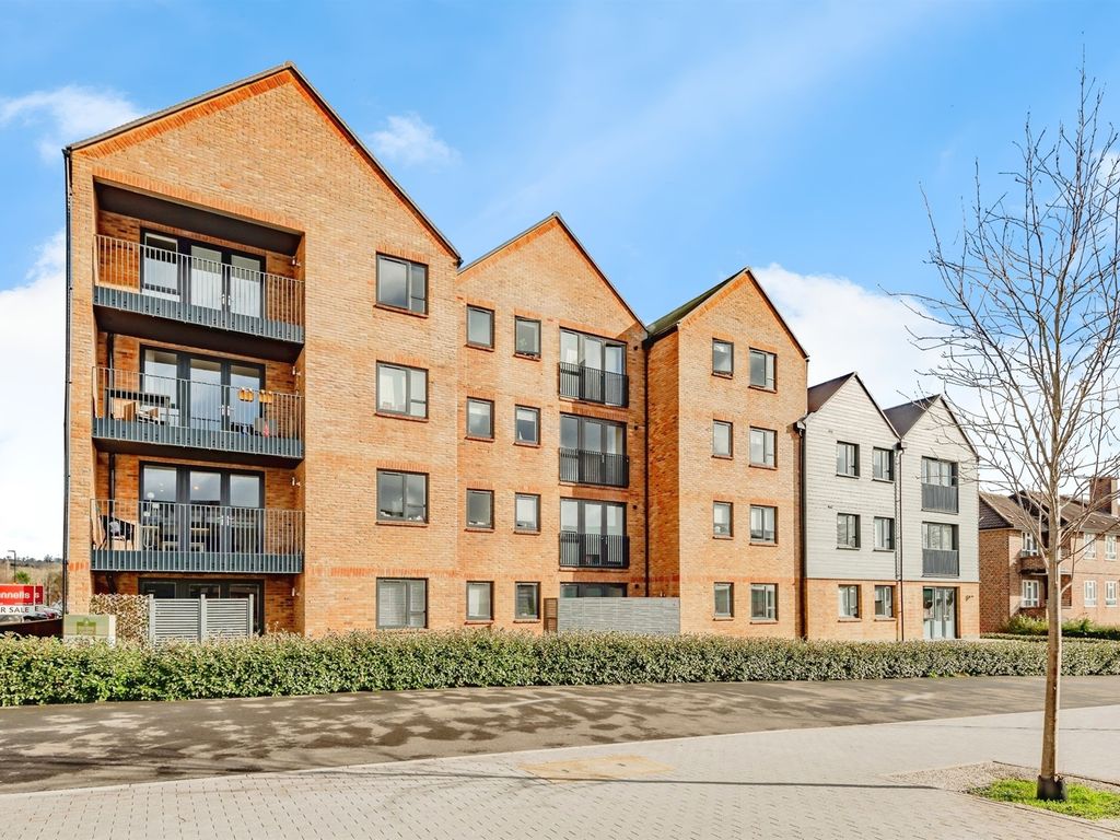 2 bed flat for sale in Nailsworth Crescent, Merstham, Redhill RH1, £300,000