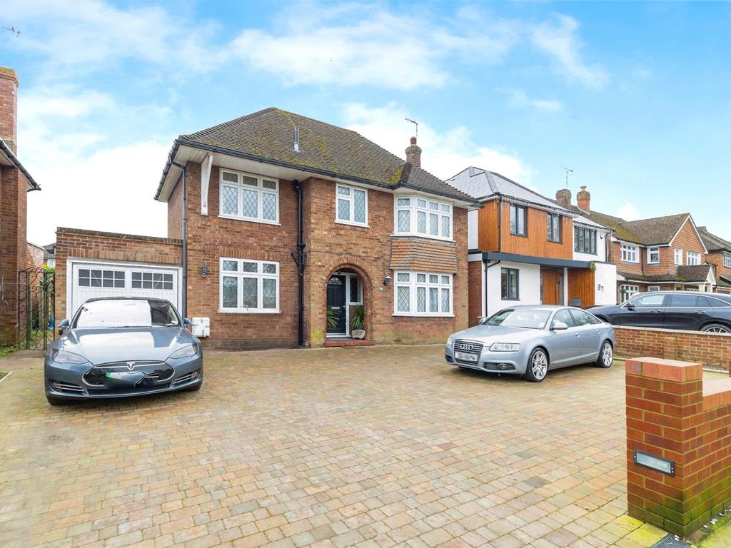 3 bed detached house for sale in First Avenue, Dunstable, Bedfordshire LU6, £700,000