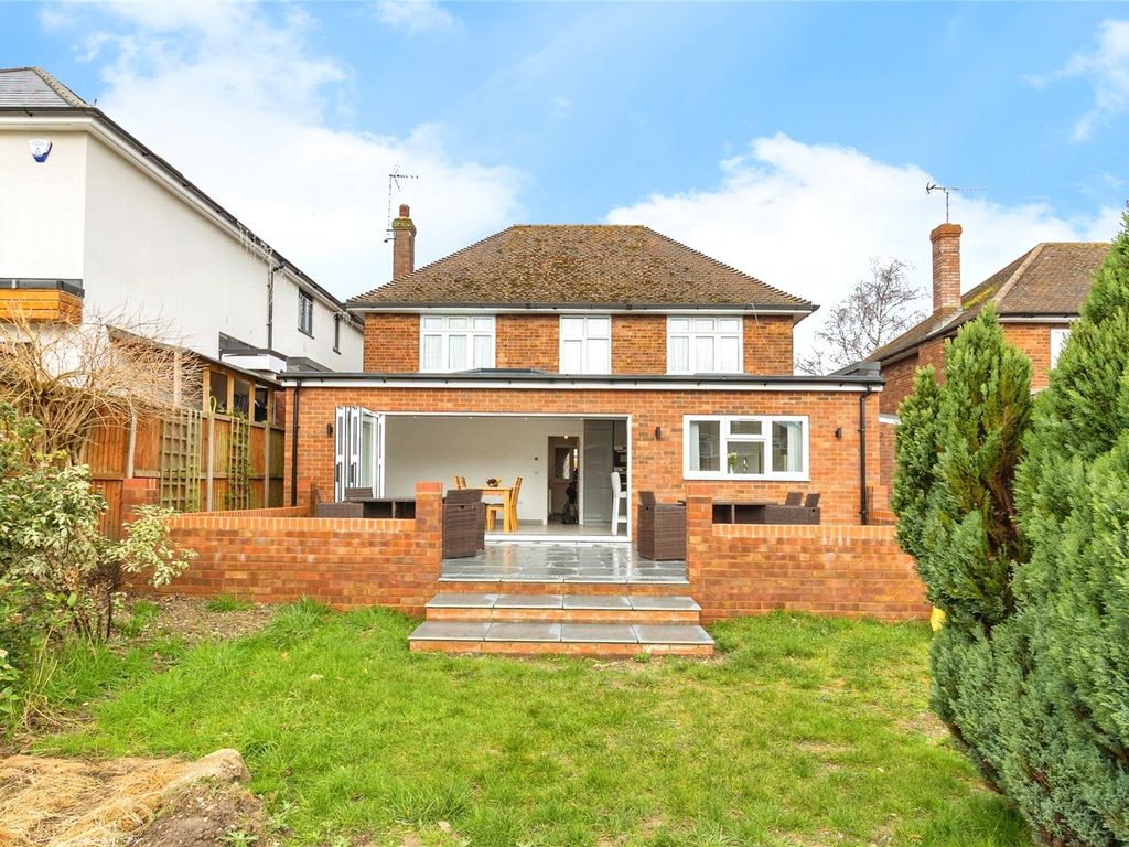 3 bed detached house for sale in First Avenue, Dunstable, Bedfordshire LU6, £700,000