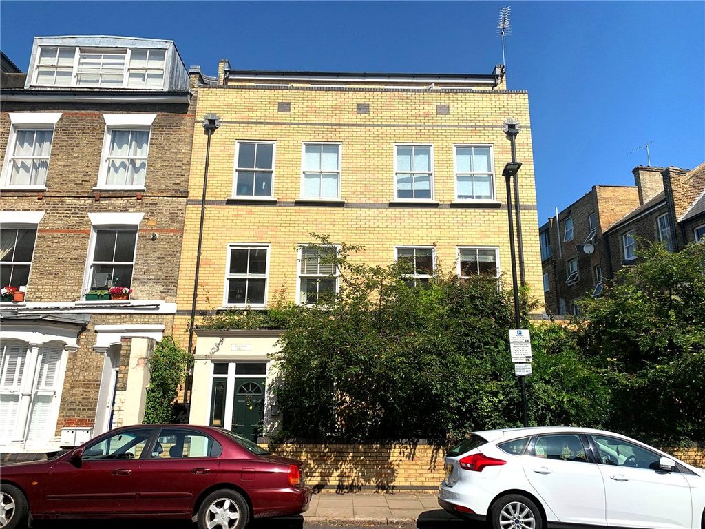2 bed flat to rent in Gresham House, Moray Road, London N4, £1,850 pcm