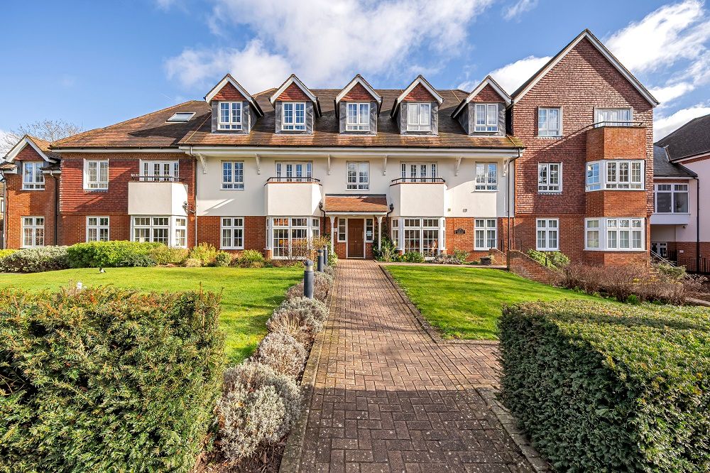 2 bed flat for sale in Harding Place, Wokingham RG40, £300,000