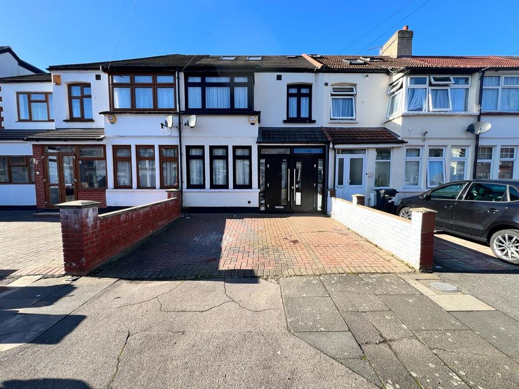 4 bed property for sale in Chester Road, Seven Kings, Ilford IG3, £580,000