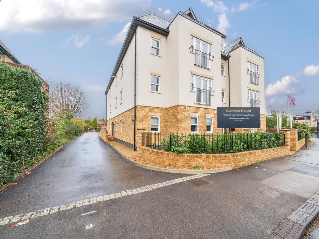 2 bed flat for sale in Clarence Road, Windsor SL4, £440,000