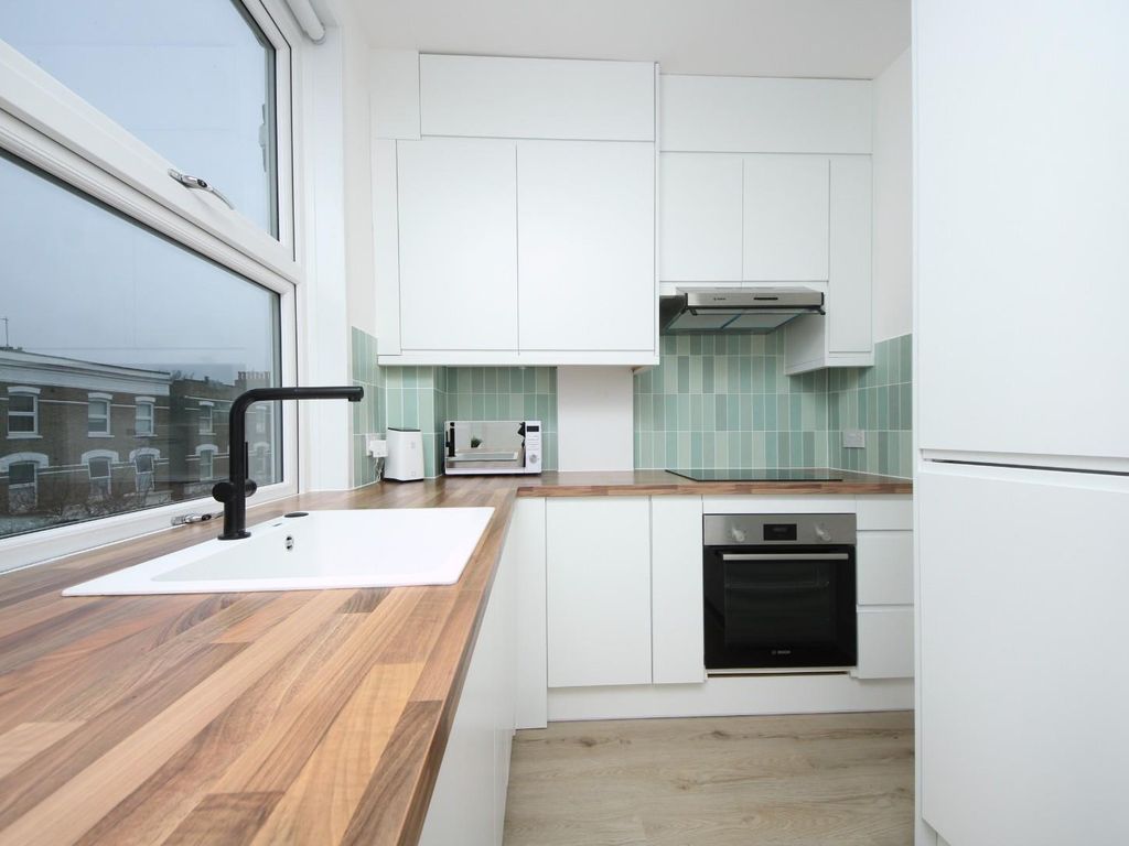 2 bed flat to rent in Essex Road, London W3, £2,200 pcm