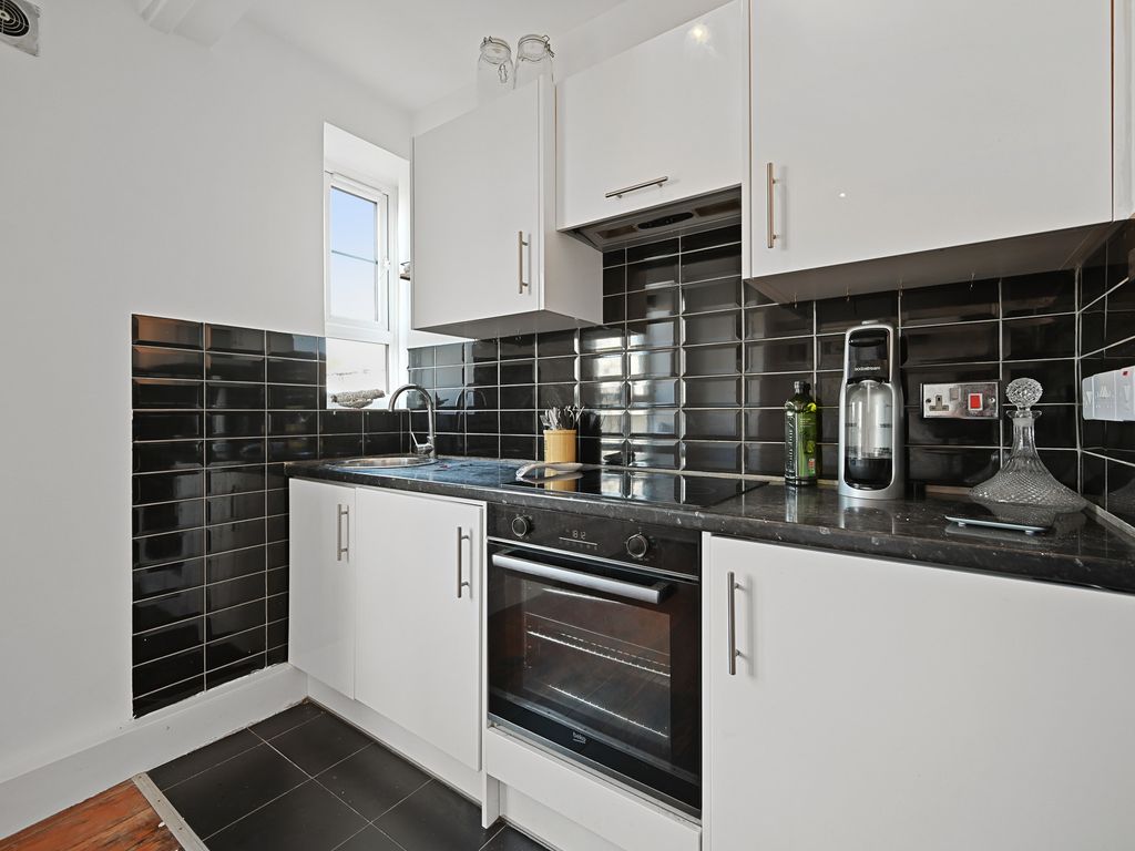1 bed flat for sale in White City Estate, London W12, £289,995