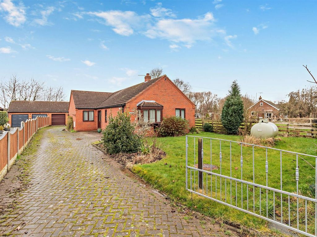 3 bed bungalow for sale in Broad Lane, Sykehouse, Doncaster DN14, £295,000
