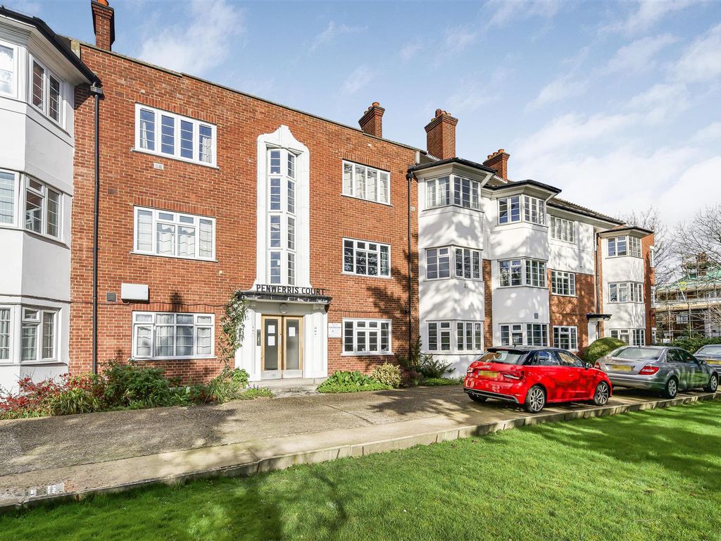 2 bed flat for sale in Great West Road, Hounslow TW5, £425,000