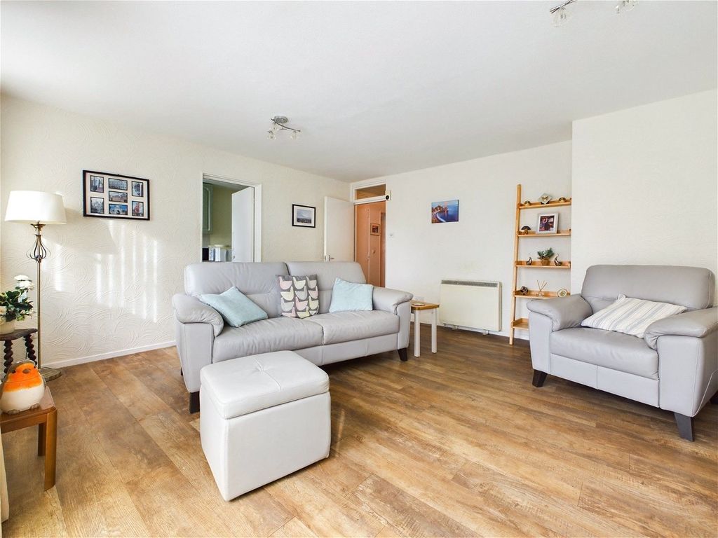 2 bed flat for sale in Ingram Crescent East, Hove BN3, £280,000