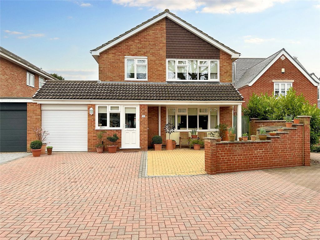 4 bed detached house for sale in Manor Close, Shrivenham, Oxfordshire SN6, £525,000