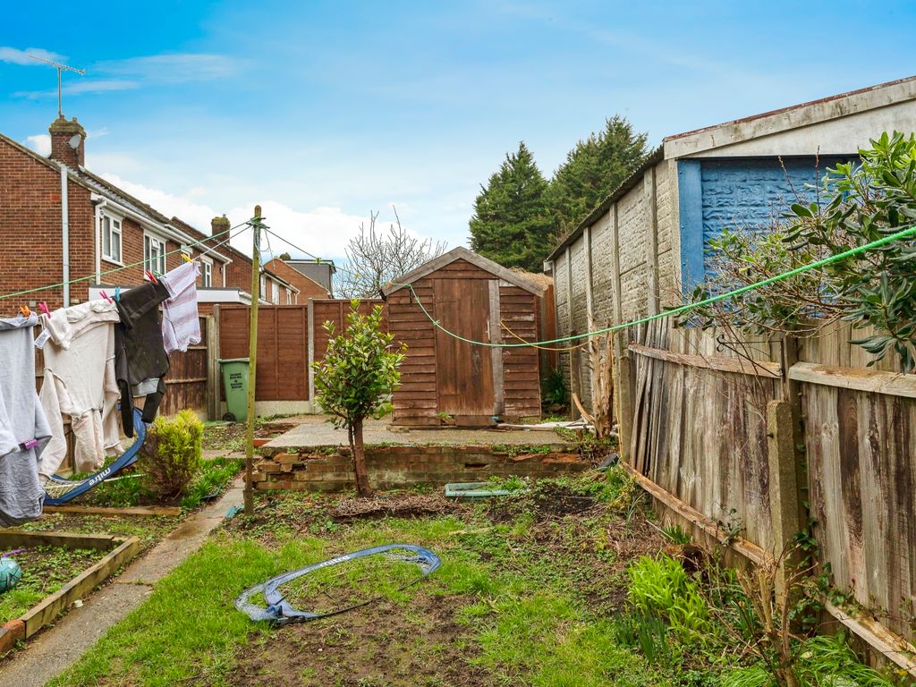 3 bed terraced house for sale in Milton Road, Luton, Bedfordshire LU1, £280,000