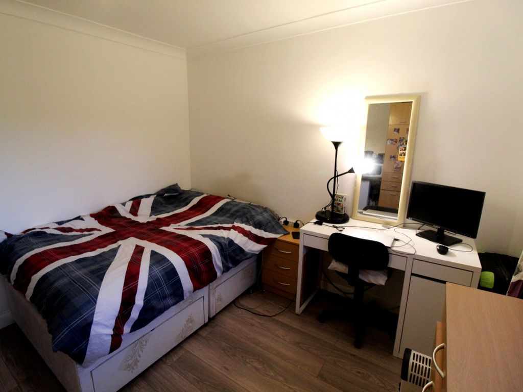 Room to rent in Doel Close, London SW19, £1,050 pcm
