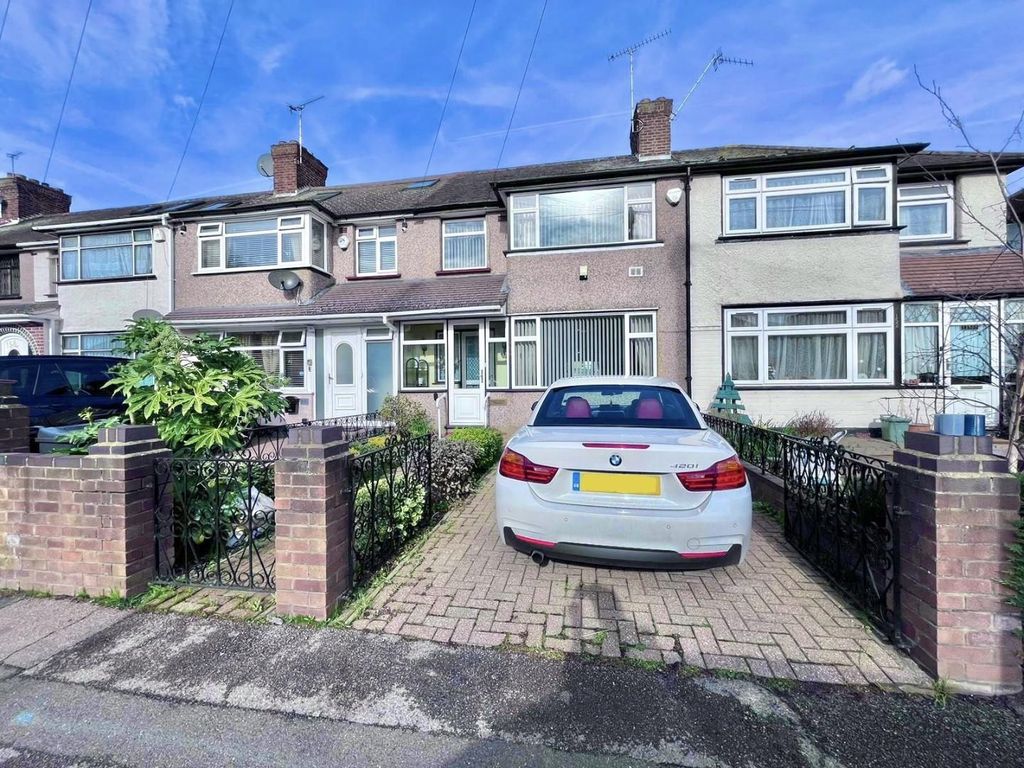 3 bed property for sale in Waltham Avenue, Hayes UB3, £499,950