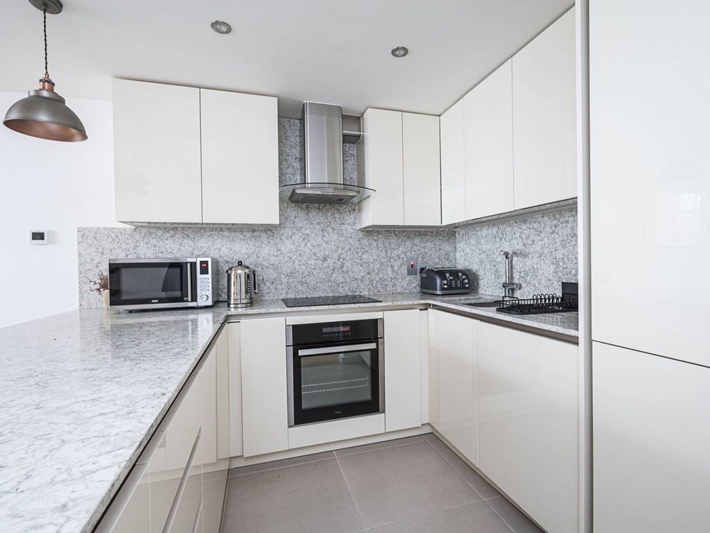 3 bed flat to rent in Old Street, Old Street, London EC1V, £4,767 pcm