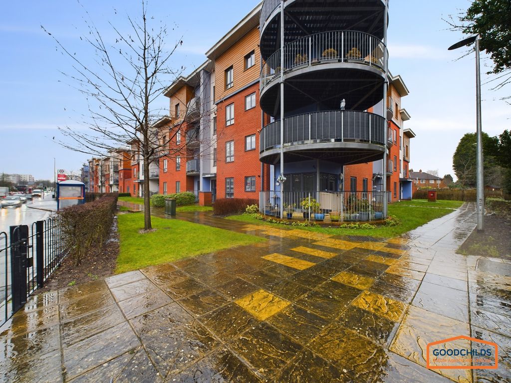 2 bed flat for sale in High Street, Brownhills WS8, £129,950