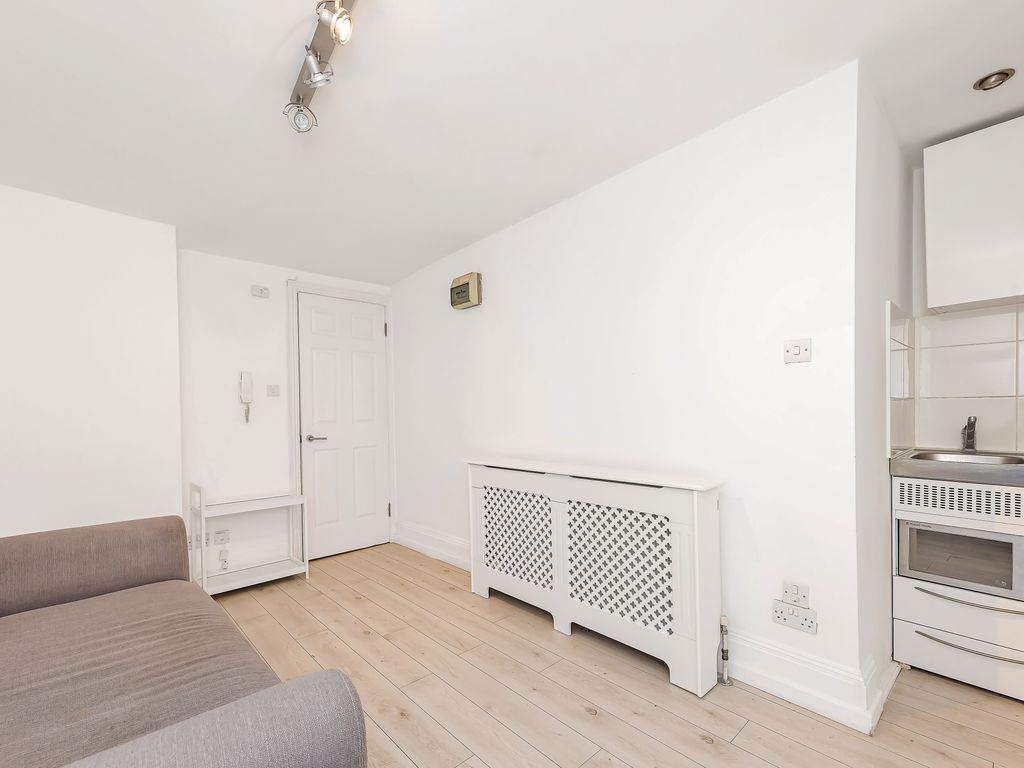 1 bed flat to rent in Heath Street, London NW3, £1,645 pcm