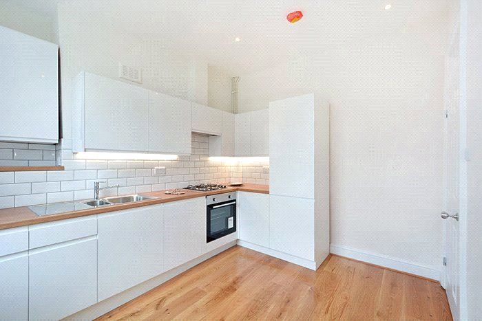 2 bed flat for sale in Commercial Road, London E14, £535,000