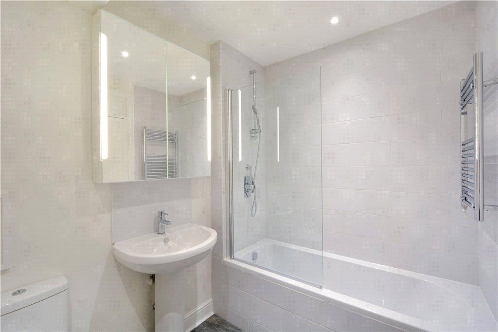 2 bed flat for sale in Commercial Road, London E14, £535,000