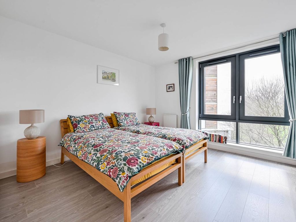 1 bed flat for sale in Wharton House, Palmers Road, Bethnal Green, London E2, £460,000
