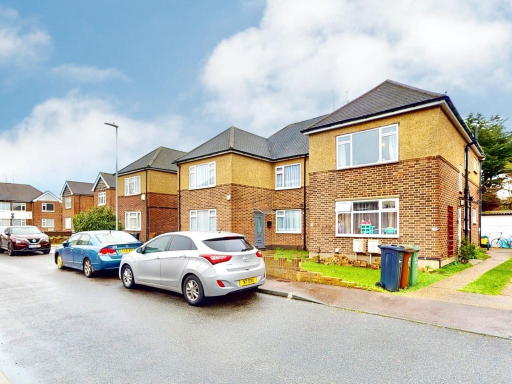 2 bed maisonette for sale in Millbrook Gardens, Chadwell Heath RM6, £260,000
