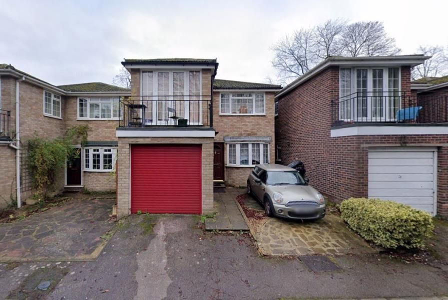 4 bed detached house to rent in Canewdon Close, Woking GU22, £2,000 pcm