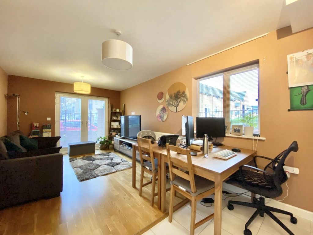1 bed flat for sale in Centurion House, 99 Varcoe Gardens, Hayes UB3, £249,950