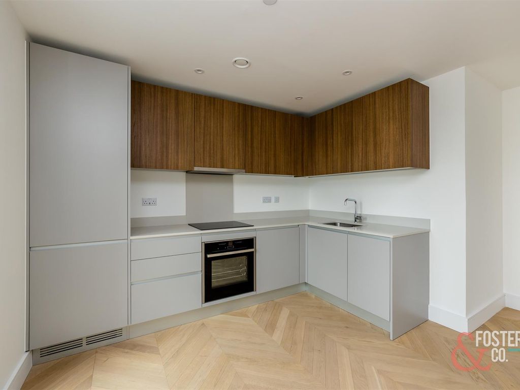 2 bed flat for sale in Kingsway, Hove BN3, £425,000