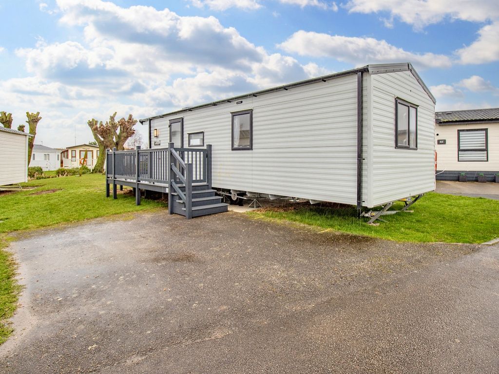 2 bed mobile/park home for sale in Manor Park Caravan Site, Manor Road, Hunstanton, Norfolk PE36, £50,995