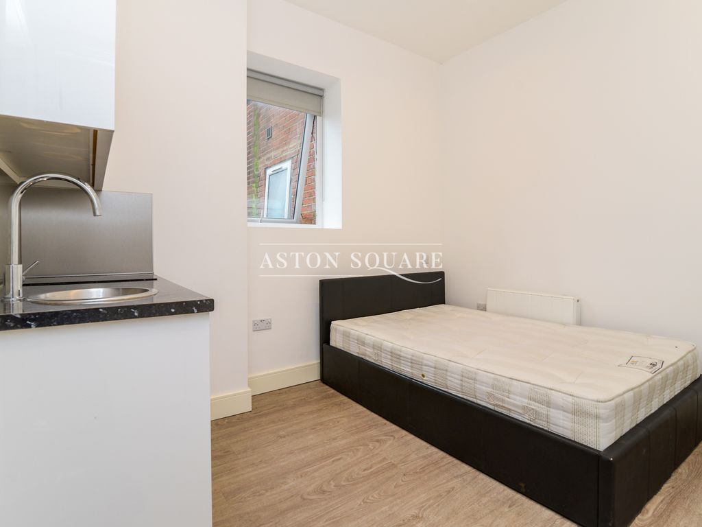 Studio to rent in Cann Hall Road, London E11, £1,100 pcm