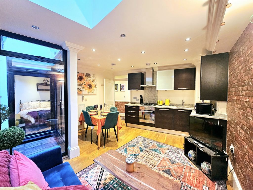 1 bed flat for sale in Highgate Road, Kentish Town NW5, £300,000