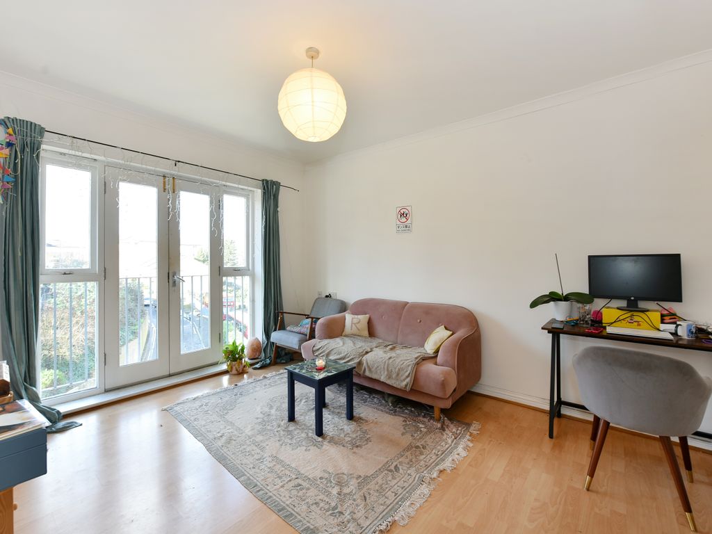 1 bed flat for sale in Eastway, London E9, £365,000