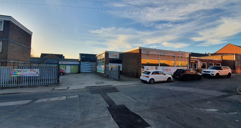 Warehouse to let in Bank Avenue, Leeds LS27, £10,800 pa
