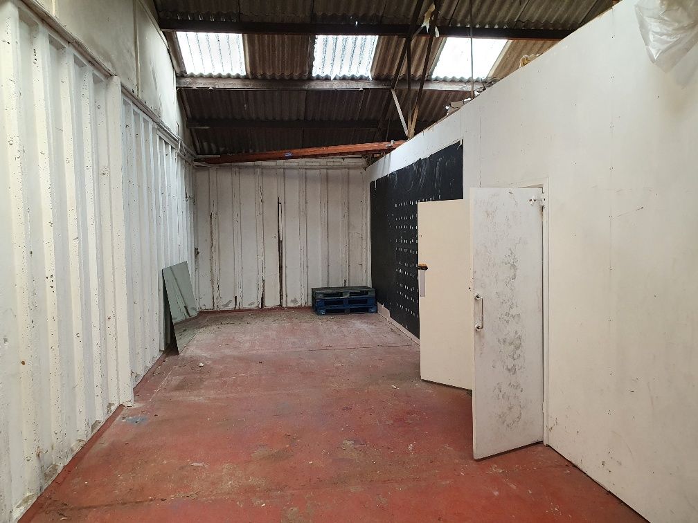Warehouse to let in Bank Avenue, Leeds LS27, £10,800 pa