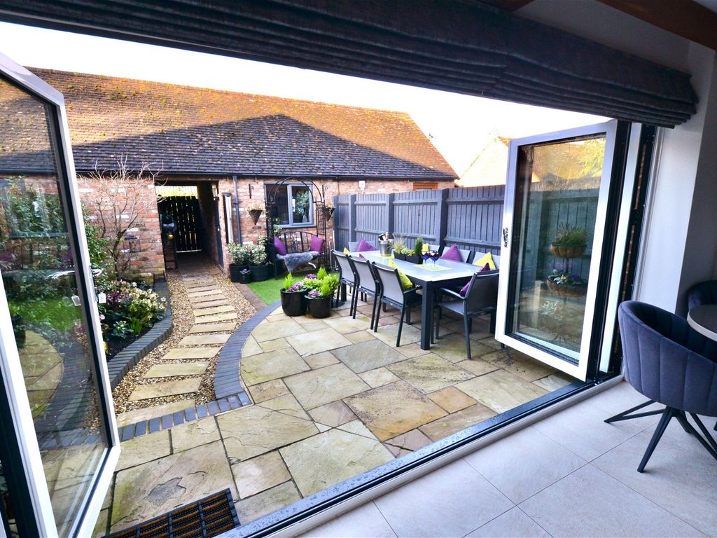 3 bed barn conversion for sale in Sheriffs Lench, Evesham WR11, £550,000