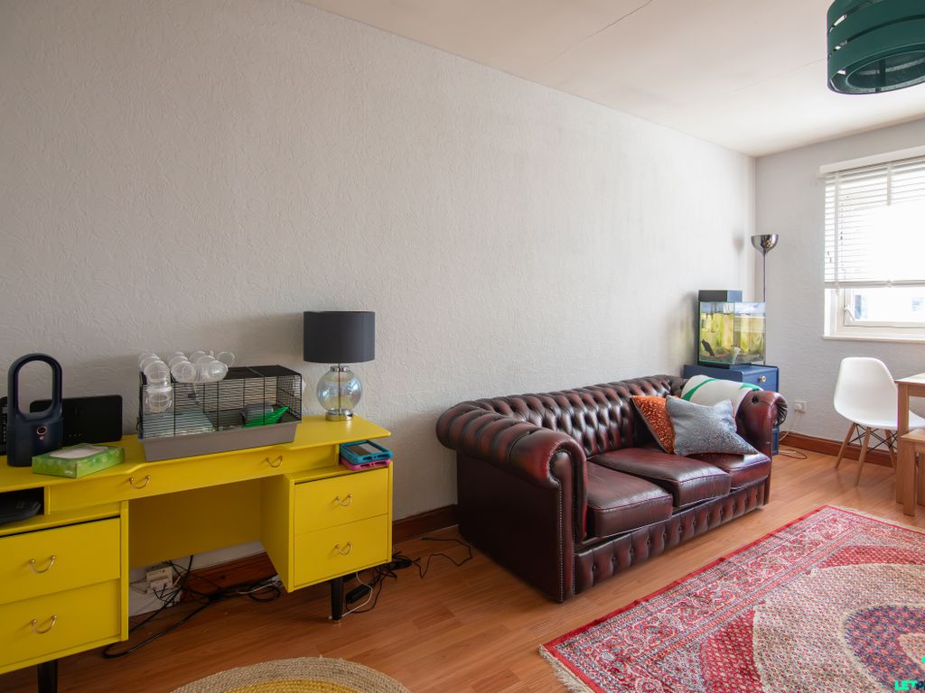 3 bed flat for sale in Thornwood Place, Glasgow G11, £167,000