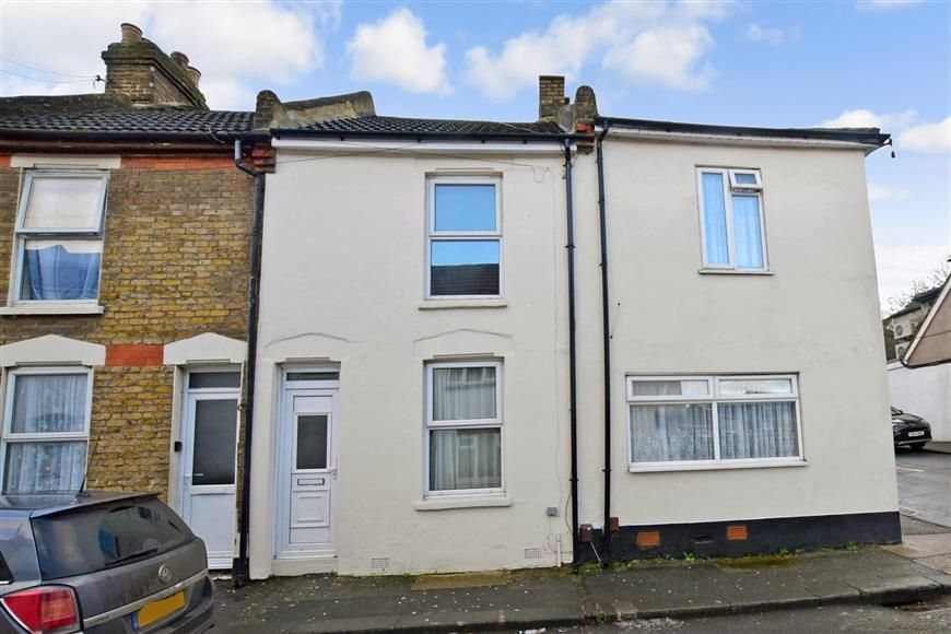 3 bed terraced house to rent in Southill Road, Chatham ME4, £1,250 pcm